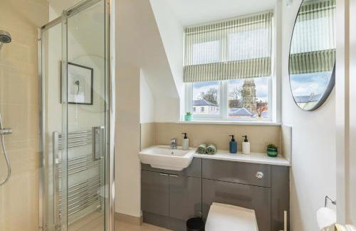 4 Bed City House with Private Garden and Parking - Foto 16