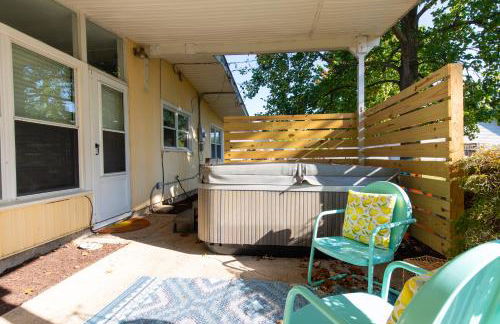 Mid-Century Modern Themed Home with Outdoor Hot Tub - Foto 80