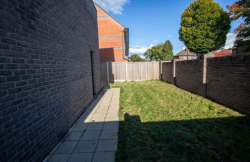 Luxury Deluxe - 4 bedrooms Villa - 6 beds - 10 Guests - Private Parking - Contractors Welcome - Trafford Stretford - Foto 28