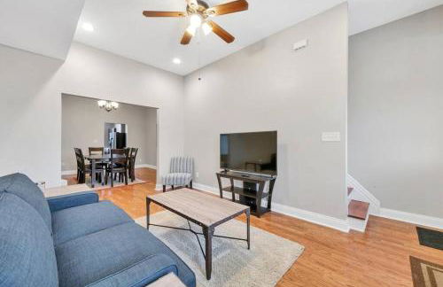 St Louis Tower Grove Two-Story Townhome Perfect for Groups Side A - Photo 3