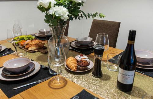 Forest View- Oasis Mural -Didsbury Zen Sleeps 10 - Photo 10