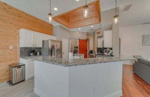 Deluxe Poolside Home, Modern 5BR with Gaming Room - Foto 10