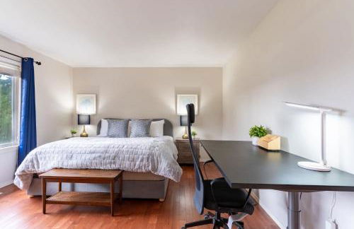 Spacious & Serene 6-Br Family Retreat in Kirkland - Photo 50