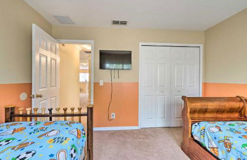 Spacious Family Home with Spa in Davenport! - Photo 22