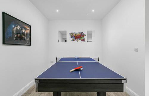 Spacious Detached House with 7 Beds Includes Ping Pong and Pool Table Sleeps 14 Free Parking - Foto 16