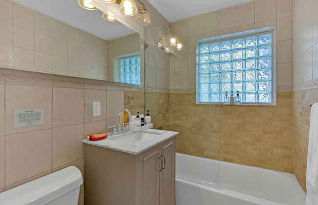 Flirty Flamingo Colorful Waterfront Escape w Pool - Foto 31