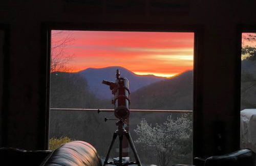 Romantic Getaway or Family Vacay with Mountain Views & Hot Tub - Foto 18