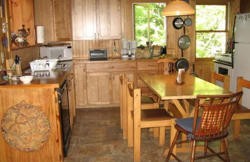 Charming Cabin with Serene Lake Views for a Family Getaway near Pittsfield, Massachusetts - Foto 16