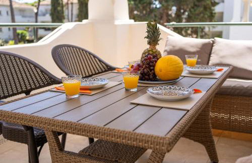 Elegant Marbella Apartment, 5-Pool Oasis, Sunlit Terrace, Garage - Photo 10