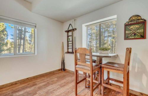 Rustic cabin charm w/ hot tub, arcade basketball - Foto 60