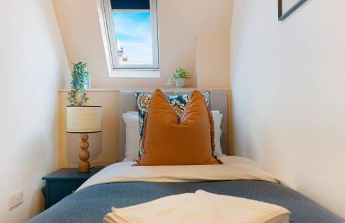 Bright and Airy 2BR Home Near Shops and Dining - Photo 9