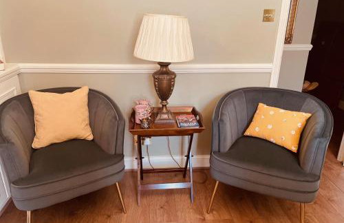 Homely 2 Levels Flat w Private Garden - Photo 2