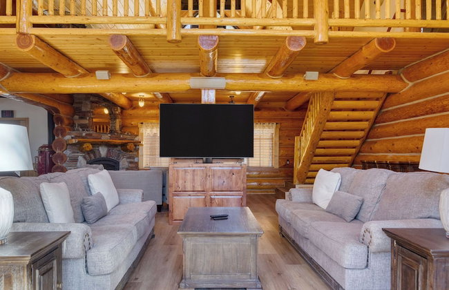 Pinetree Place by Avantstay Group Cabin w/ Hot Tub Minutes to the Lake - Photo 95