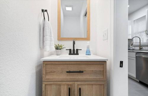 Urban Oasis Cozy Home Near Downtown with Game Room and Firepit - Foto 7