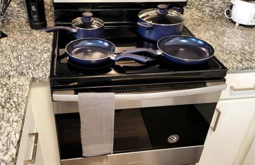 #2 Downtown Free Parking- Walk to Gainbridge, Lucas Oil, Conv Cntr - Foto 4