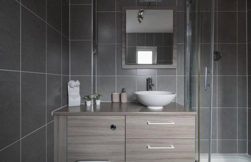 Large 5BR Home - Ideal for Contractors - Parking Available - Photo 9