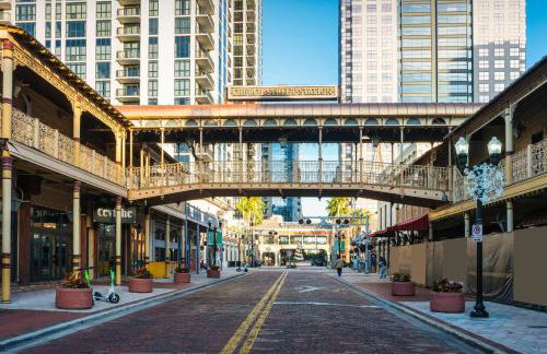 Close to the Action, Peaceful When You Return - Foto 60