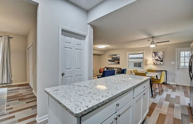 Spacious 6BR/3BA House w/ Parking! Sleeps 20! - Foto 36