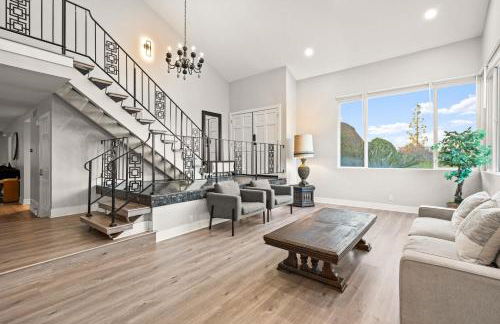 Serene Hilltop Oasis Above the City w Private Pool - Foto 7