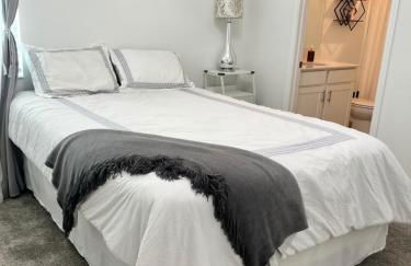 Mother in law suite private entrance washer and dryer in unit - Foto 6