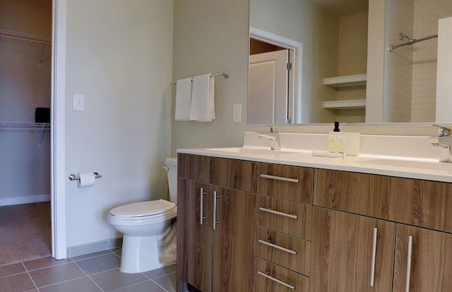 Stylish 2BR Condo in Alexandria - Photo 14