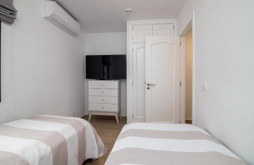 CASA ZUZA - AC, heated pool, 2 terraces, 2 bedrooms & bathrooms, tv channels - Foto 30