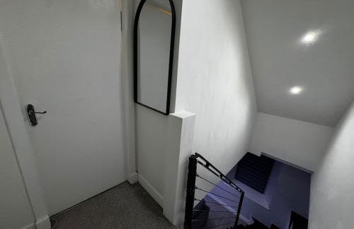 Modern 3-Bedroom Home with Cozy Cinema-Style Living Space - Foto 16