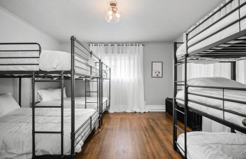 Historic Manor with 8 BDRMS 9 BATHS & 3 Kitchens - Foto 48