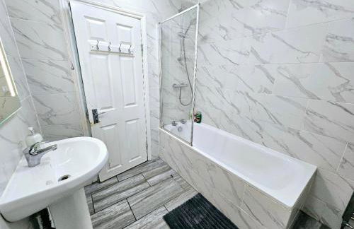 Spacious & Cosy 2 Bedroom Home plus 2 Sofa-beds with Private Entrance and Back Patio, 3 min walk to Earl's Court Station - Photo 24