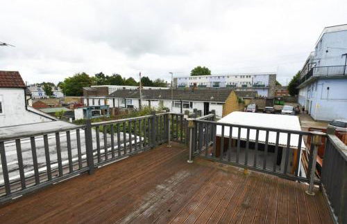 Air Maison - Family Home with Off-Road Parking - Photo 40