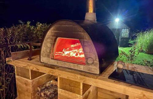 Delightful 3 bed cottage with hot tub & sea views. - Photo 41