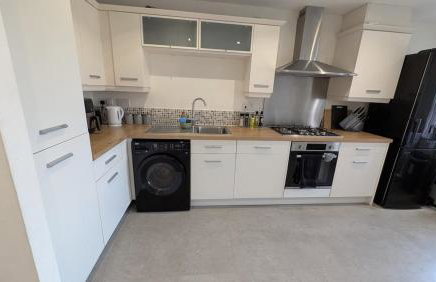 Large Modern House With Private Parking - Photo 14