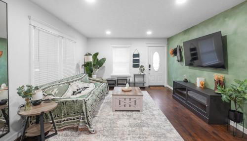 Casa Hosum - 7 mins Downtown Sleeps 9 King Bed Fenced Yard - Foto 2