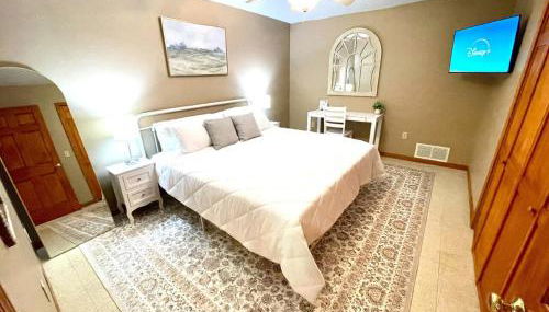 Spacious King Bed Suite at Antique Store - Foto 2