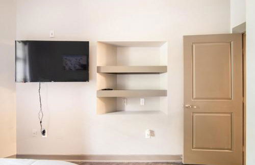 Stylish 1BR Uptown Apartment - Photo 24