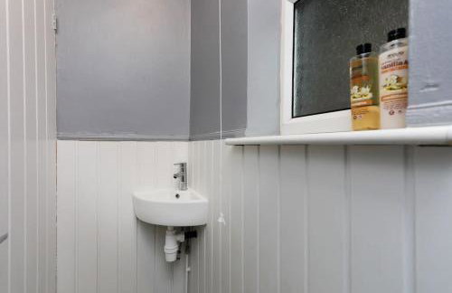 Comfy stays, Rotherham for contractors & Families, spacious, conservatory, free parking, wifi, 3BDR - Foto 13