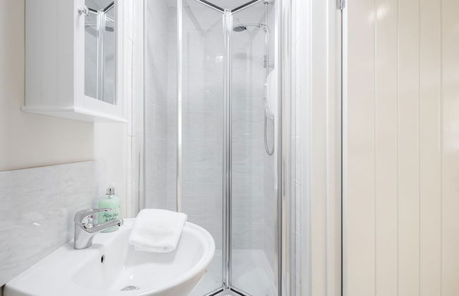 Bedford Hospitalsouth Wing4 Guests3 Bedswifi - Photo 23