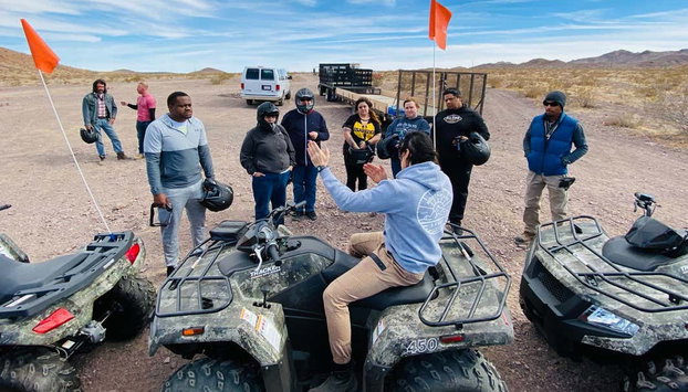 Tour en quad por el desierto de Las Vegas - Foto 4, Atendiendo a las explicaciones del guía