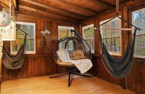 Cozy Bear-Themed Mountain Cabin, Relaxing Hot Tub - Foto 31