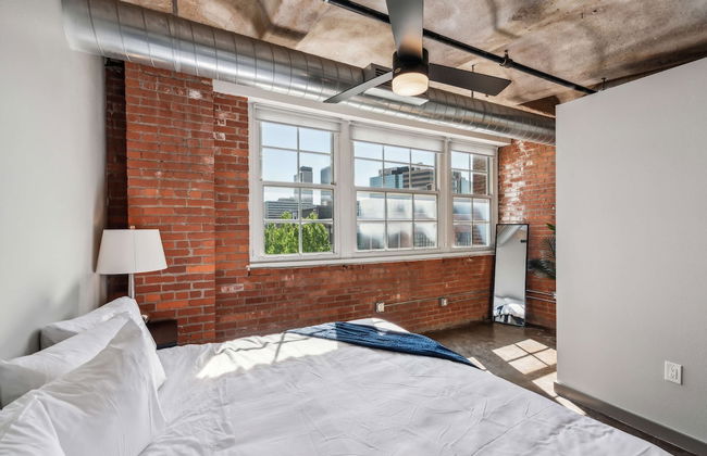 Luxury Historic Loft with Gym - Photo 51