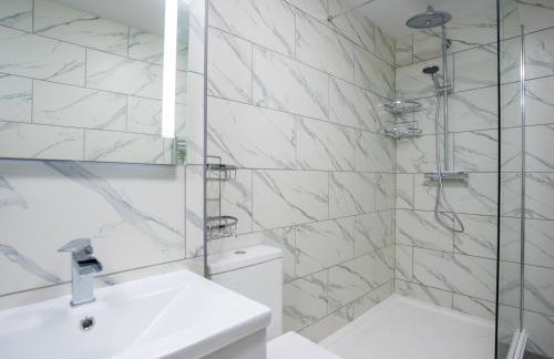 Penthouse 3 Bed, Large HotTub Long stay Discount - Photo 17