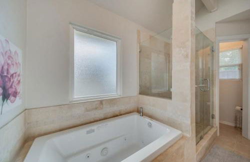 Central Plano 4-BD 2-BA Pool Retreat, Sleeps 10 - Foto 19