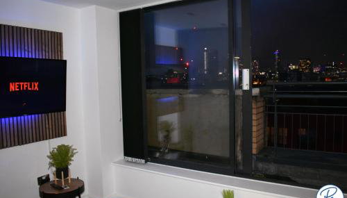 Penthouse - Amazing City Skyline Views - Balcony - FREE extra 2 hours - FREE Parking - Utilita Arena - Bullring Shopping - New St Station- Super King Size Bed - Foto 3