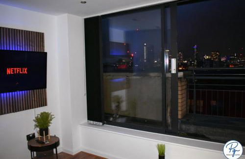 Penthouse - Amazing City Skyline Views - Balcony - FREE extra 2 hours - FREE Parking - Utilita Arena - Bullring Shopping - New St Station- Super King Size Bed - Foto 3