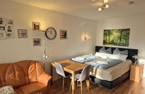 NaturBlick am Rothaarsteig neue moderne Ferienwohnung mit 2 Badezimmern 2 Küchen inklusive Highspeed Internet Flatrate 2x XXL Boxspringbett 2x Terrassen und 2x PKW Parkplätze 10 Minuten bis Willingen Ideal für Touristen und Geschäftsleute mit MWStRechnung - Foto 2