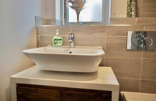 Modern & Stylish 3 Bedoom Home in Taunton - Photo 26