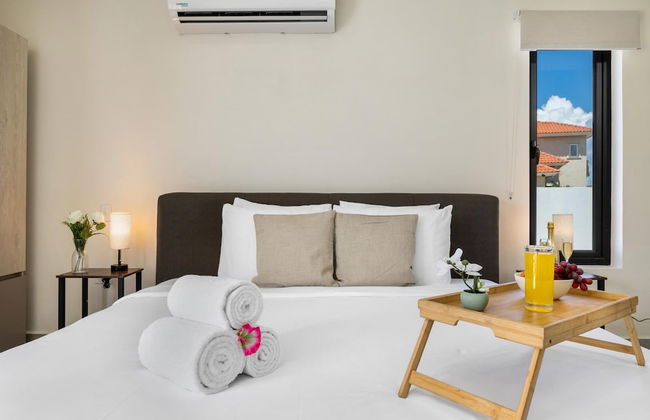 Brand NEW 3BR w Private Pool Walk to Palm Beach - Photo 28