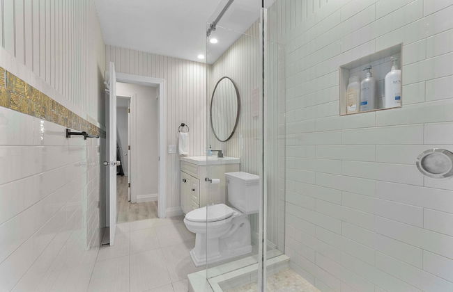 Coastal Retreat Stylish 4 BDR w/ Private Pool! - Foto 26