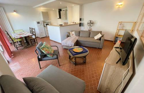 Au cœur du port de Saint-Mandrier, piscine, tennis, charme et confort - Photo 4