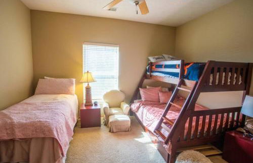 BEAUTIFUL COZY CONDO with POOLS/GYM-SELF CHECK-IN - Foto 33